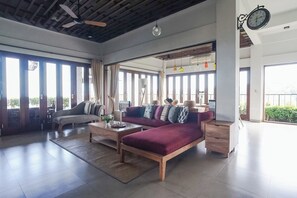 케이블 채널 시청이 가능한 32인치 평면 TV, TV