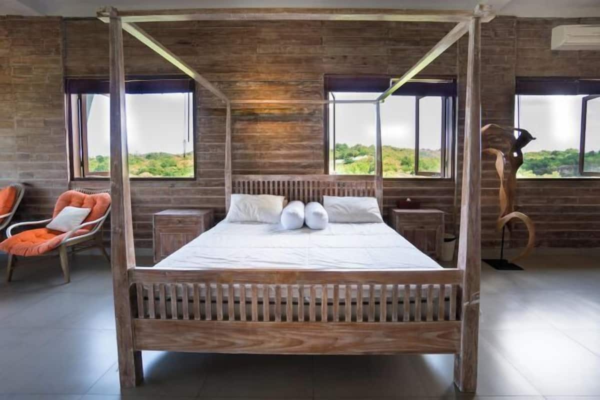 5 bedrooms, premium bedding, in-room safe, desk