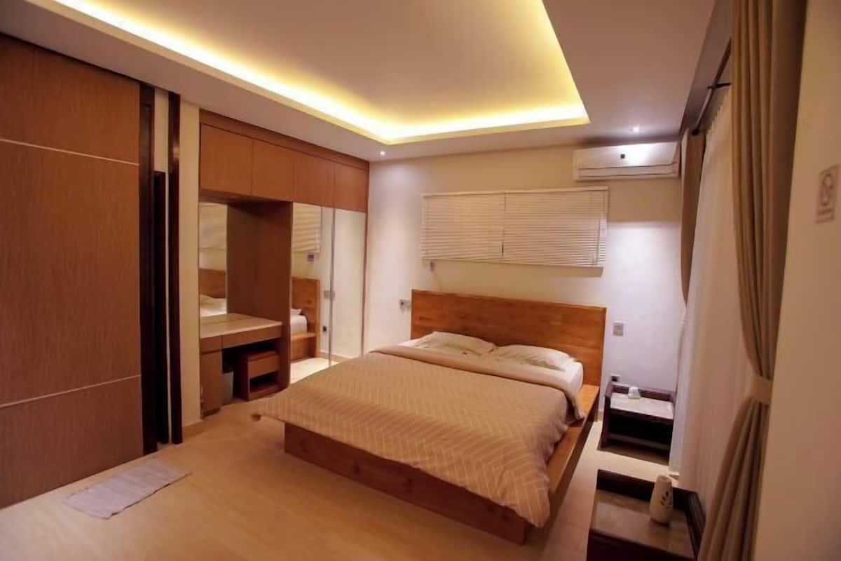 Hochwertige Bettwaren, Zimmersafe, Schreibtisch, Bettwäsche