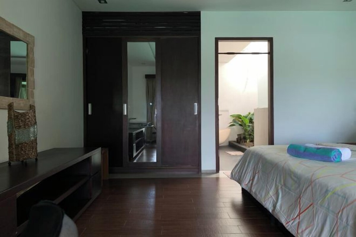 Luxe beddengoed, een kluis op de kamer, een bureau, beddengoed