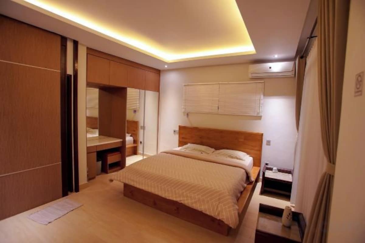 Luxe beddengoed, een kluis op de kamer, een bureau, beddengoed