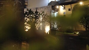 Um edifício com uma placa que diz