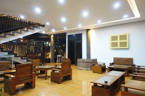 Lobby sitting area - Saung Balibu Hotel (Lembang)