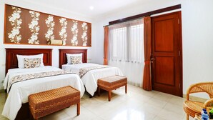 In-room safe, desk, laptop workspace, soundproofing - Hotel Villa Venety's by Zuzu (Lembang)