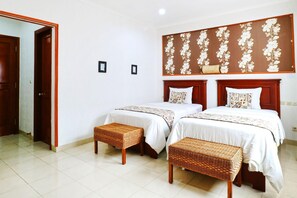 In-room safe, desk, laptop workspace, soundproofing - Hotel Villa Venety's by Zuzu (Lembang)