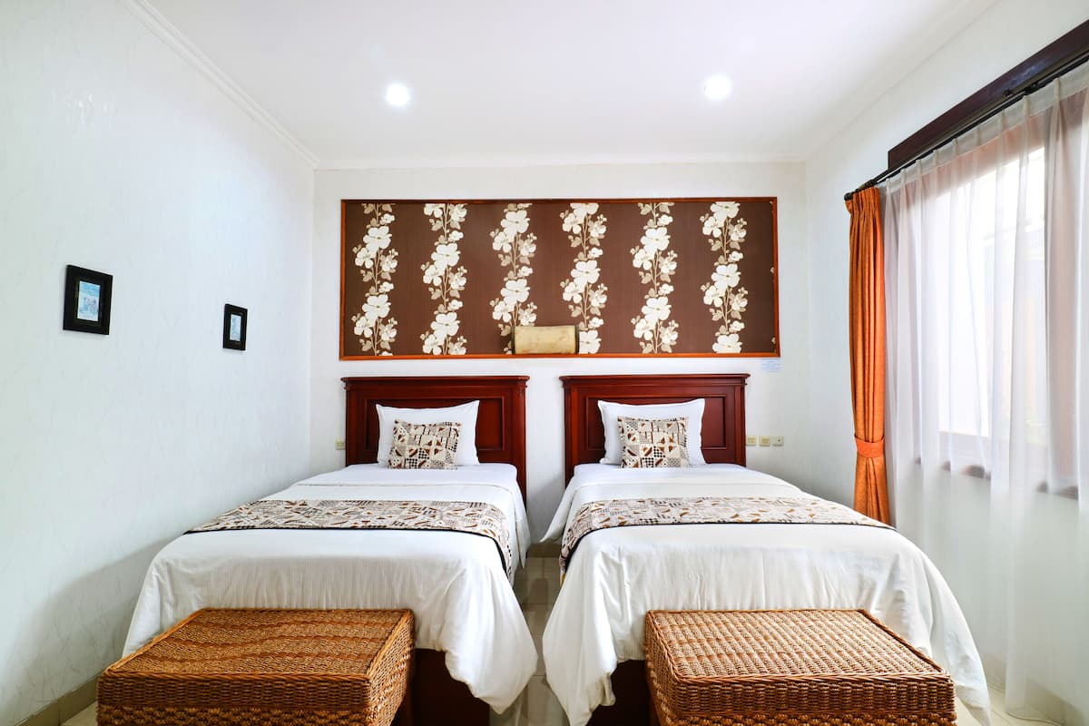 Deluxe Twin Room | In-room safe, desk, laptop workspace, soundproofing