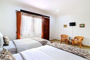 In-room safe, desk, laptop workspace, soundproofing - Hotel Villa Venety's by Zuzu (Lembang)