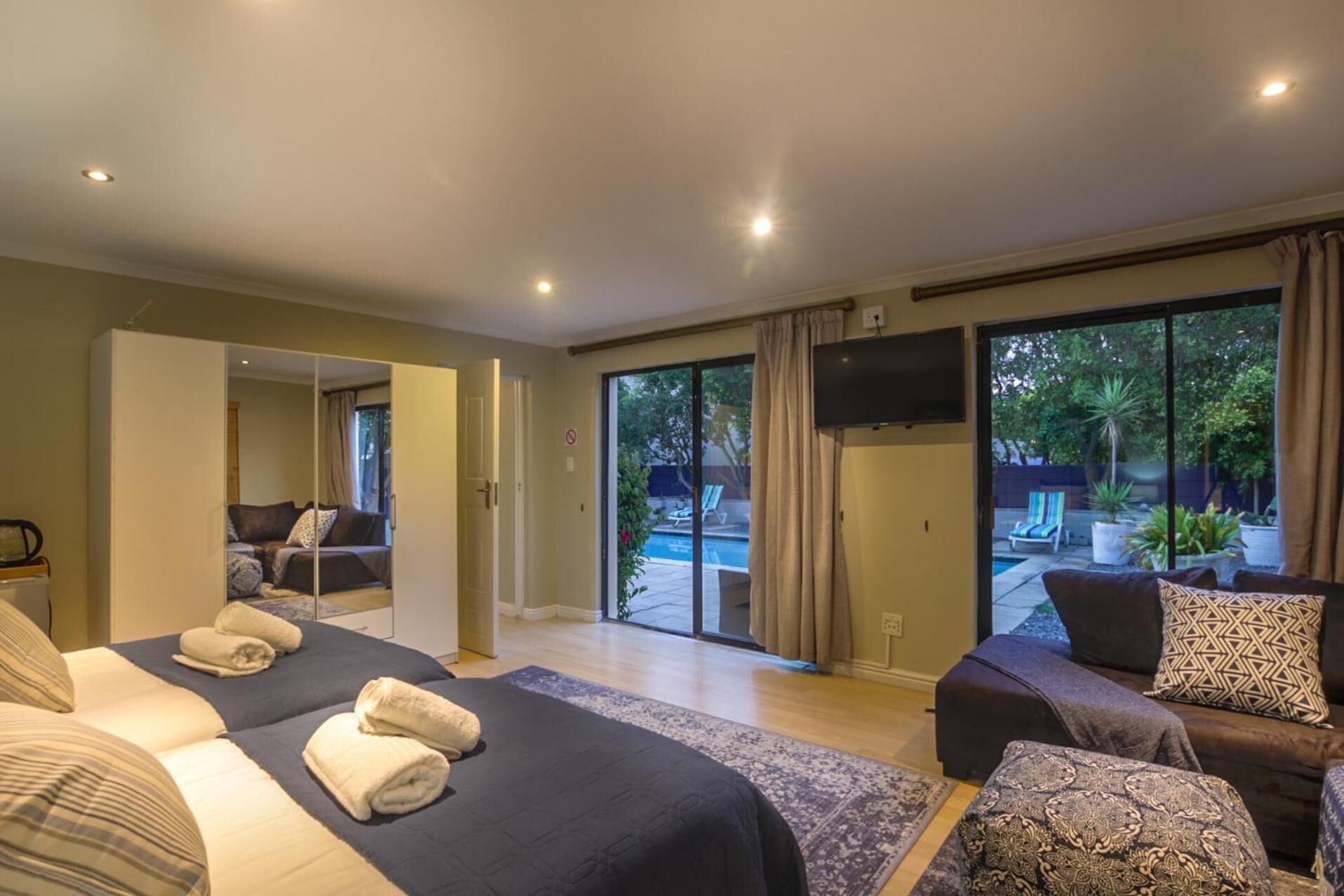 Dundyner, senger med overmadrass, minibar og individuelt dekorert