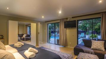 Daunenbettdecken, Pillowtop-Betten, Minibar, individuell dekoriert