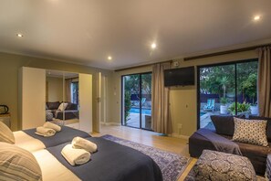 Down duvets, pillow-top beds, minibar, individually decorated - Atlantic Bay Lodge (Cape Town)
