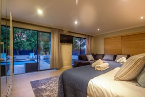 Down duvets, pillow-top beds, minibar, individually decorated - Atlantic Bay Lodge (Cape Town)