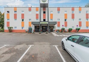 Vista frontal de la propiedad