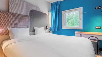 Escritorio, sistema de insonorización, wifi gratis y ropa de cama