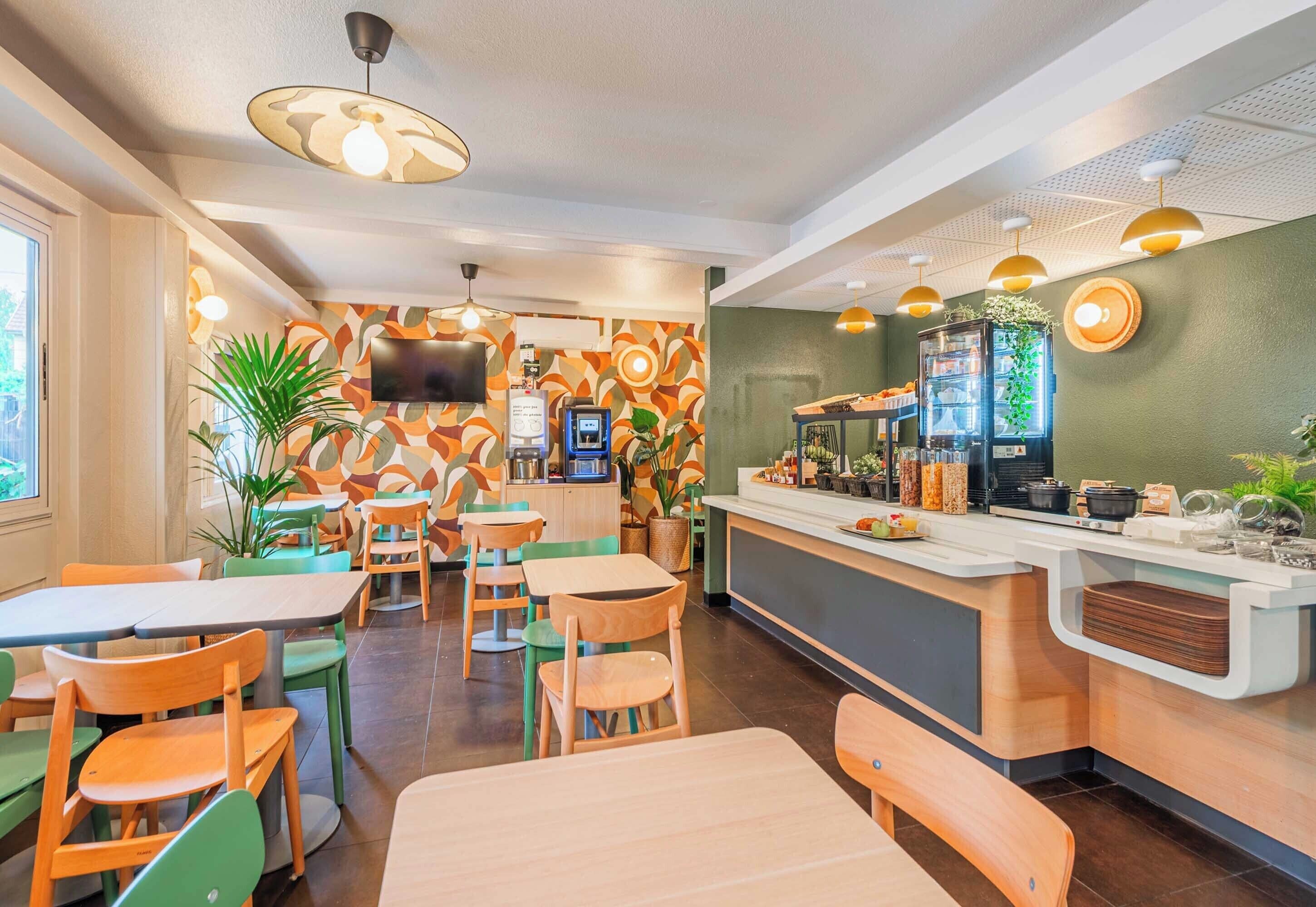 Daily buffet breakfast for a fee