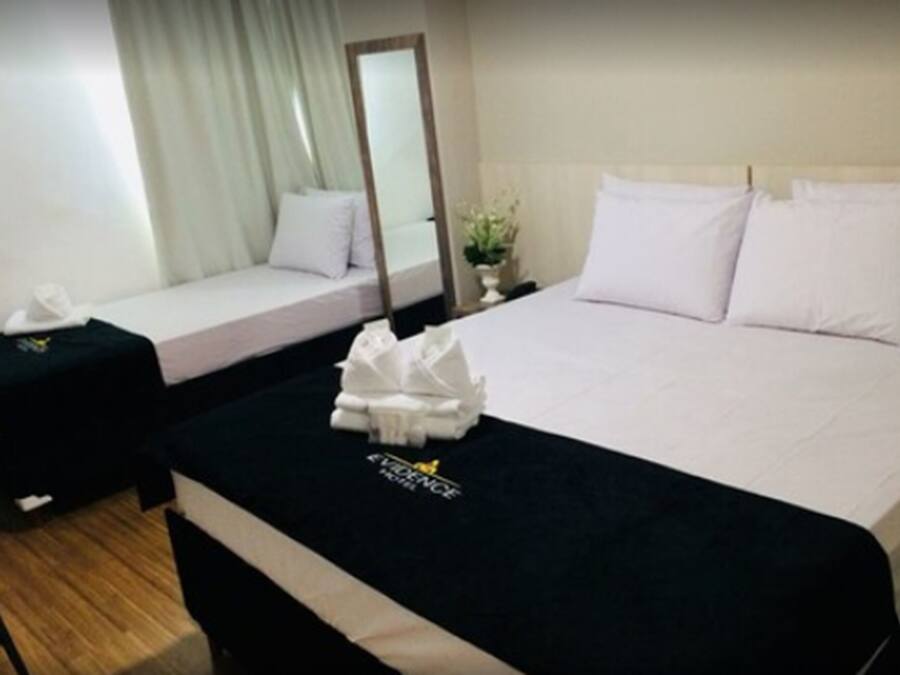 Kolmen hengen huone | Minibaari, yksilöllisesti kalustettu, työpöytä, pimennysverhot