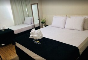 三人房 | 迷你吧、特色家居、办公桌、遮光窗帘