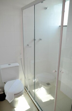 Shower, rainfall showerhead, free toiletries, hair dryer - Evidence Hotel (Sapucaia)