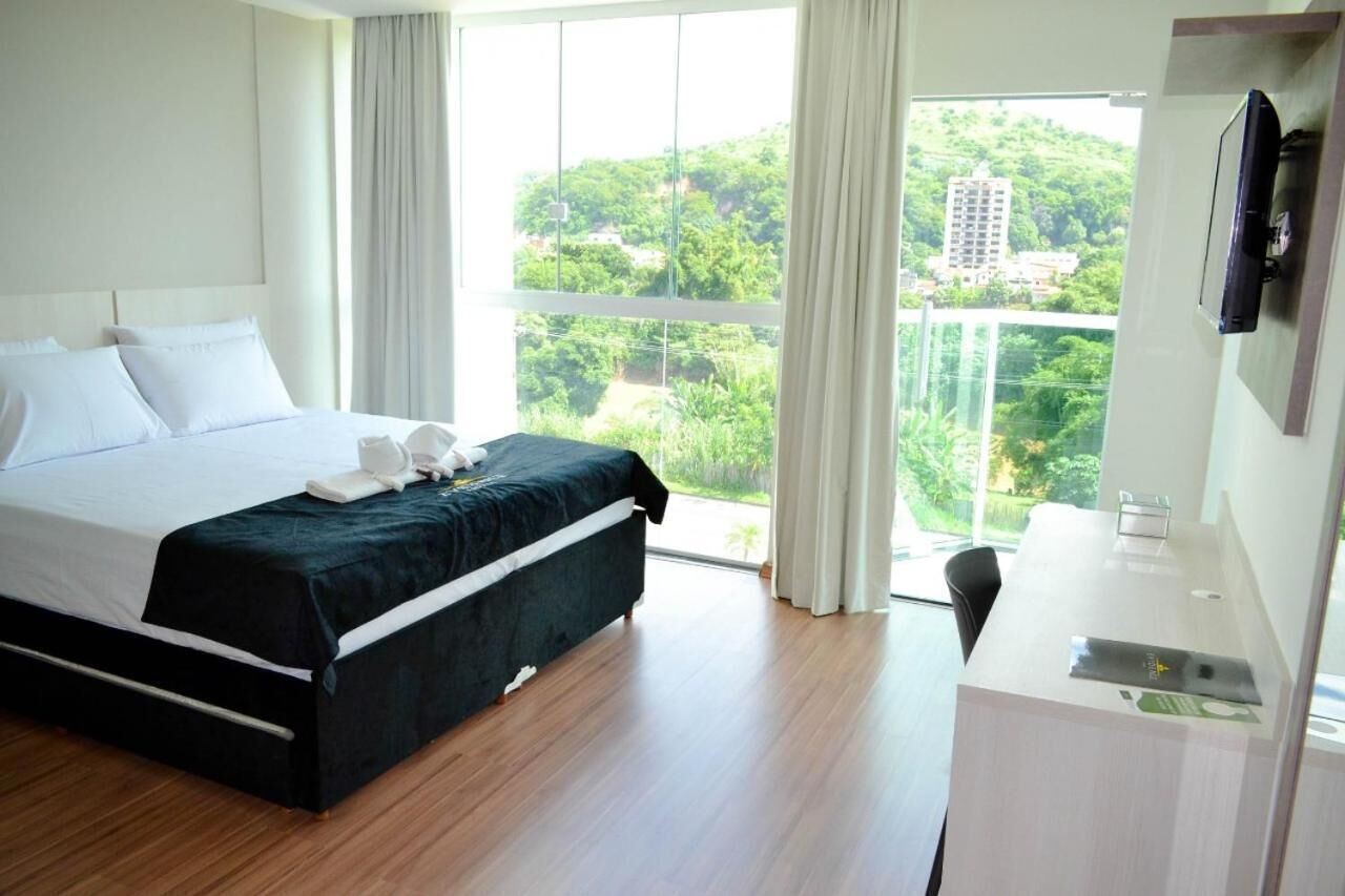 Frigobar, individualmente mobiliados, escrivaninha, cortinas blackout