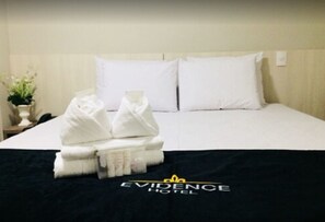 Kamar Double atau Twin, 2 Tempat Tidur Twin, akses difabel, pemandangan sungai | Minibar, dilengkapi dengan perabotan berbeda-beda, dan meja kerja