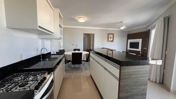 Apartamento básico | Cozinha privada | Geladeira, micro-ondas, fogão, talheres/pratos/utensílios de cozinha