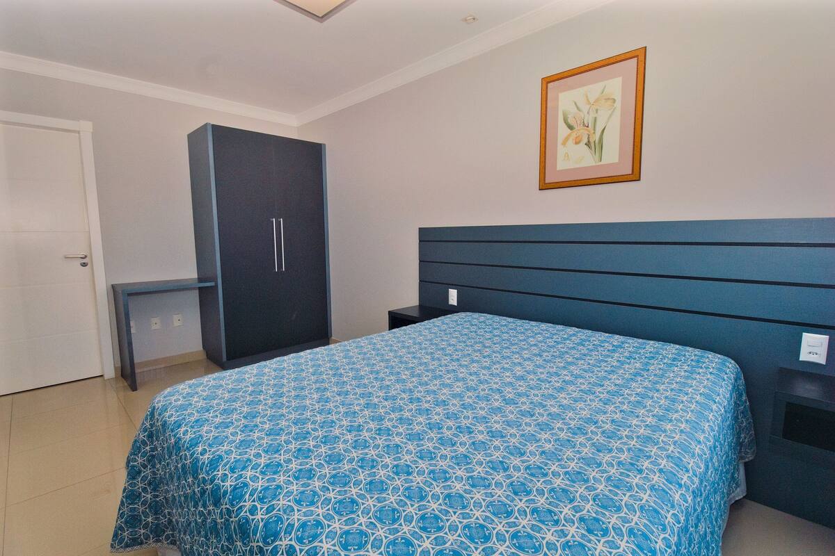 Apartamento básico | Cortinas blackout, ferros/tábuas de passar roupa, Wi-Fi de cortesia