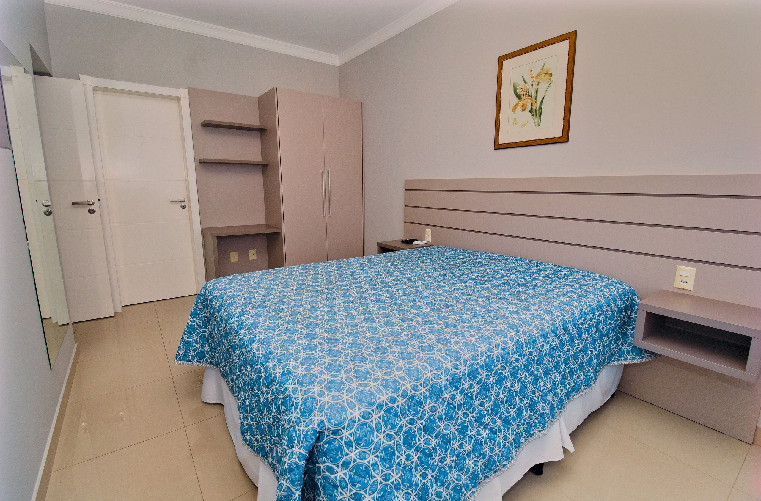 Apartamento básico | Cortinas blackout, ferros/tábuas de passar roupa, Wi-Fi de cortesia