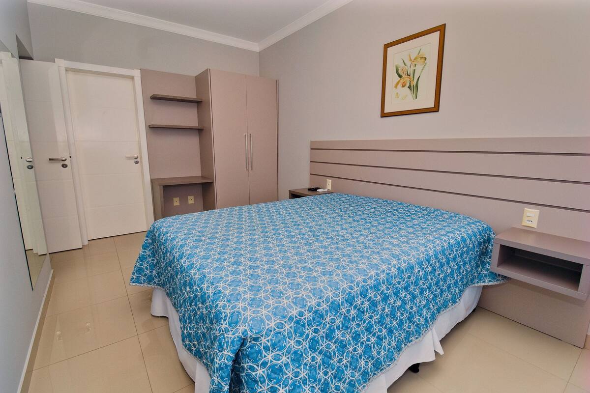 Apartamento básico | Cortinas blackout, ferros/tábuas de passar roupa, Wi-Fi de cortesia