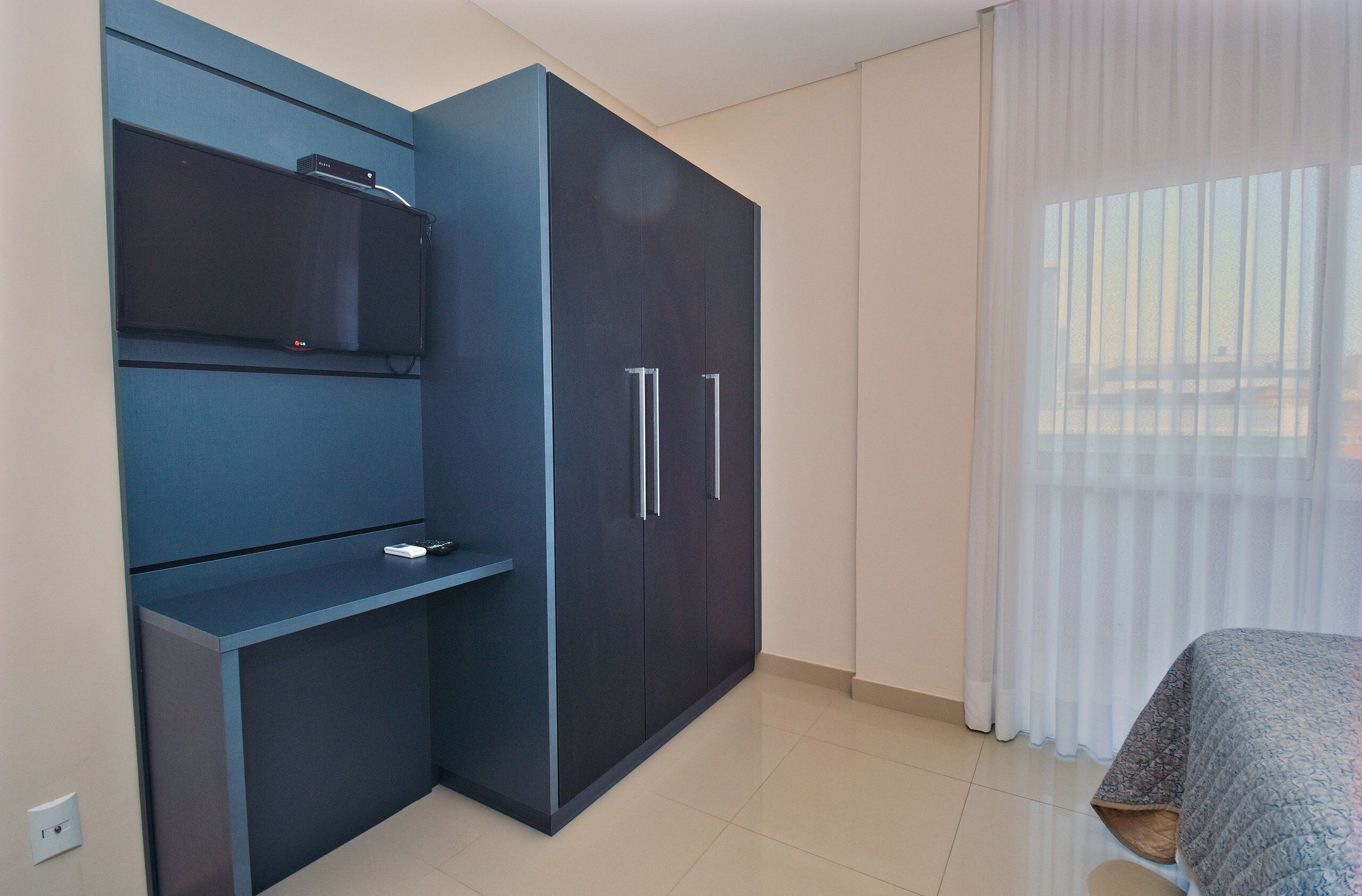 Apartamento básico | Cortinas blackout, ferros/tábuas de passar roupa, Wi-Fi de cortesia