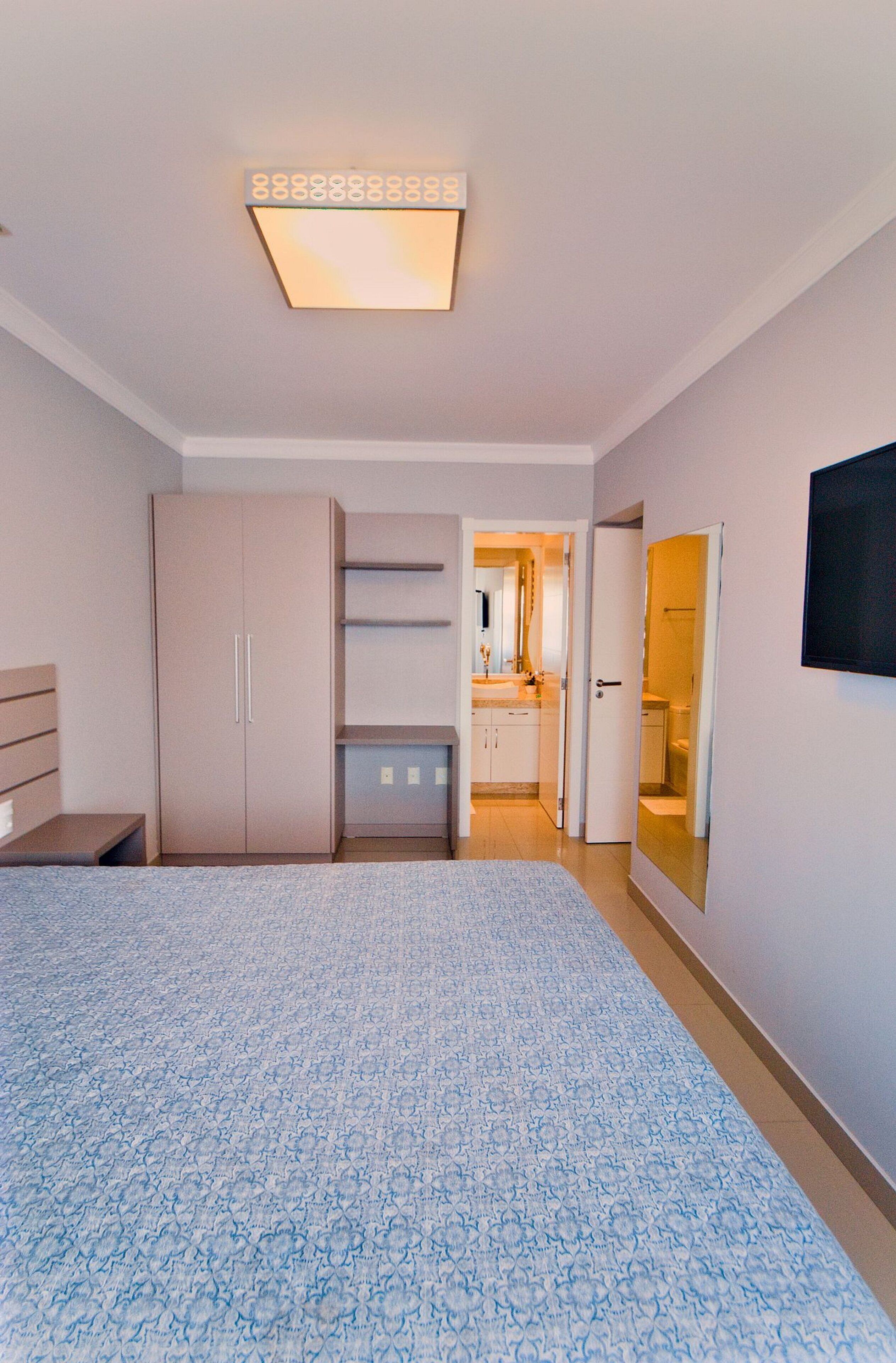 Apartamento básico | Cortinas blackout, ferros/tábuas de passar roupa, Wi-Fi de cortesia