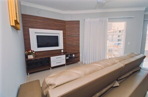 Apartamento básico | Área de estar | TV