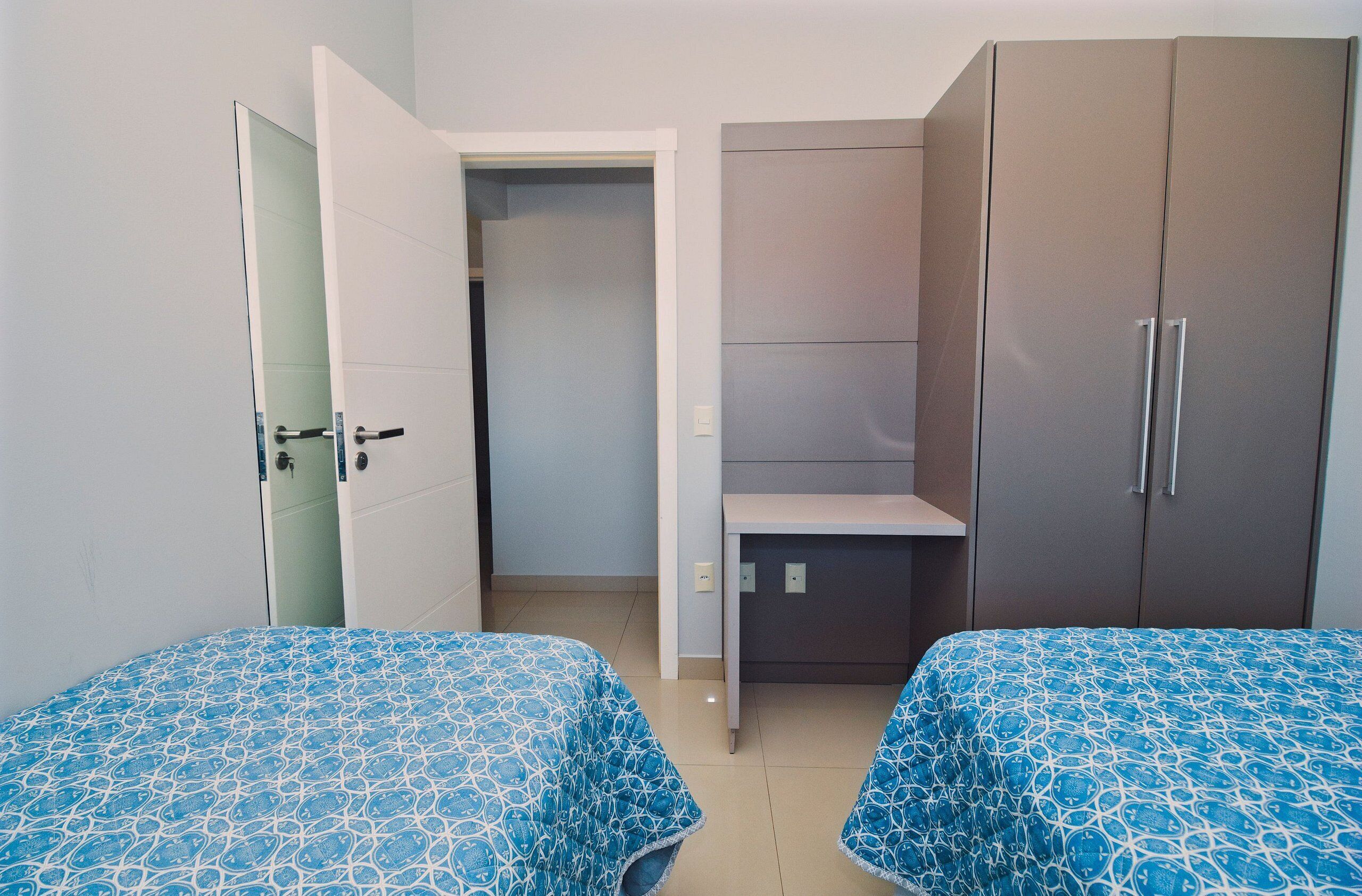 Apartamento básico | Cortinas blackout, ferros/tábuas de passar roupa, Wi-Fi de cortesia