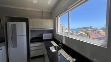 Apartamento básico | Cocina privada | Frigorífico, microondas, horno y utensilios de cocina