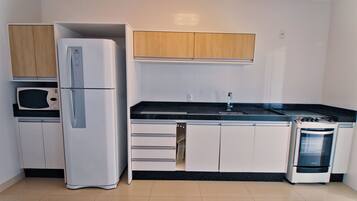 Leilighet – basic | Eget kjøkken | Kjøleskap, mikrobølgeovn, ovn og kjøkkenutstyr