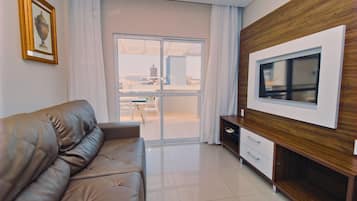 Apartamento básico | Área de estar | TV