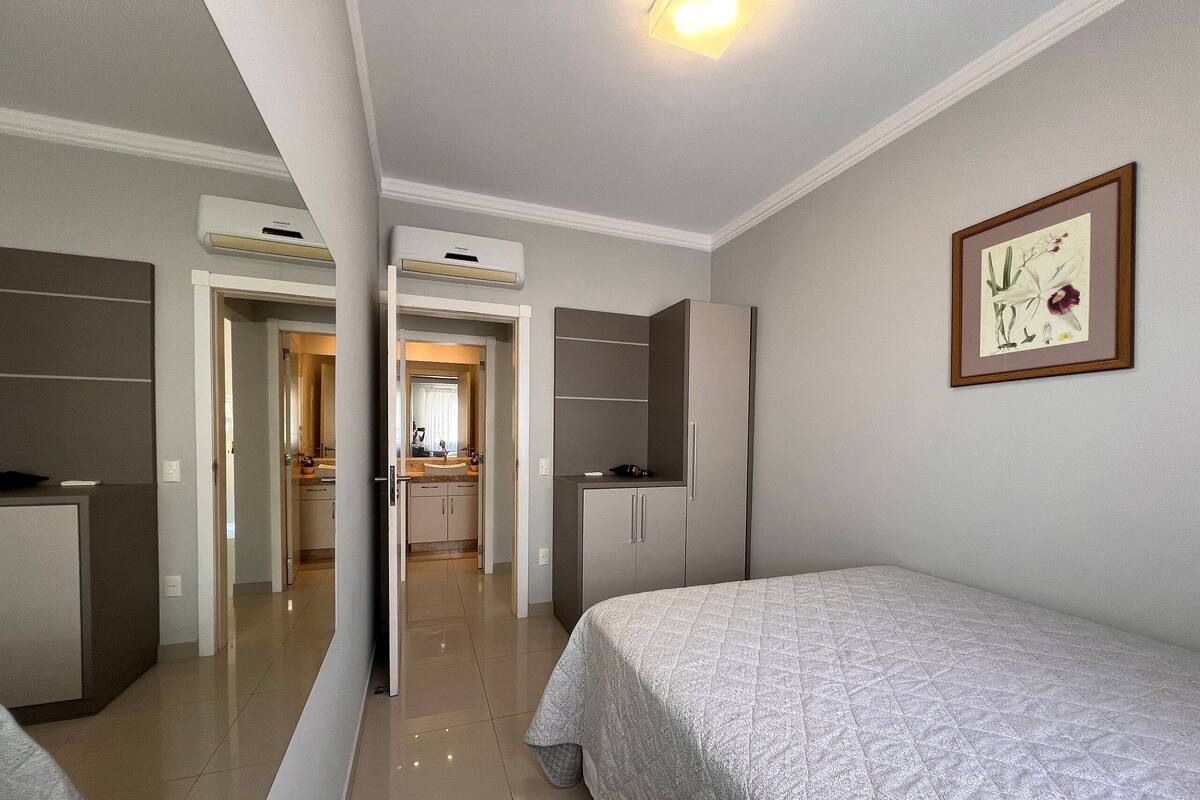 Apartamento | Cortinas blackout, ferros/tábuas de passar roupa, Wi-Fi de cortesia