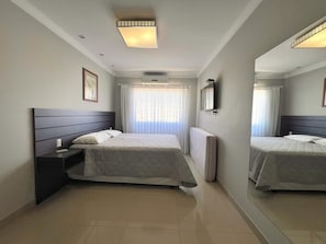 Apartamento básico | Cortinas blackout, ferros/tábuas de passar roupa, Wi-Fi de cortesia