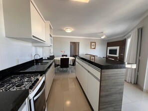 Apartamento básico | Cozinha privada | Geladeira, micro-ondas, fogão, talheres/pratos/utensílios de cozinha