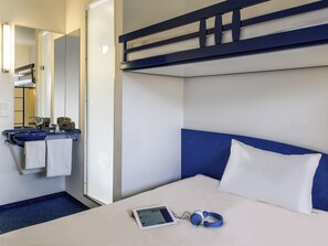 Triple Room, Multiple Beds | Desk, blackout drapes, soundproofing, iron/ironing board - Ibis Budget Libourne (Libourne)