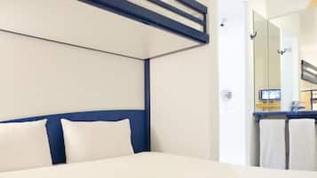 Habitació triple, diversos llits | Escriptori, cortines opaques i habitacions insonoritzades