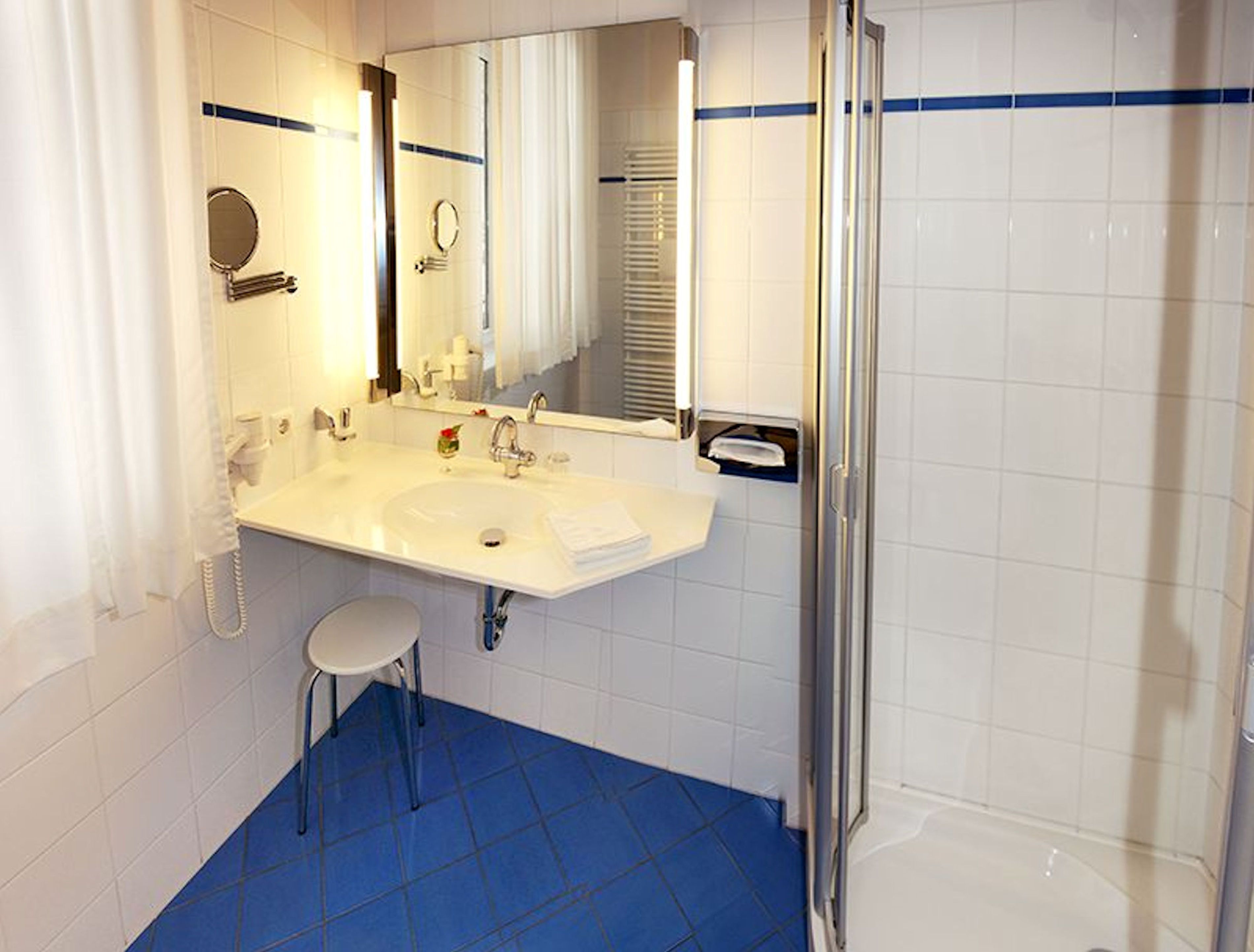standard single room | bathroom | shower, free toiletries, hair dryer, towels