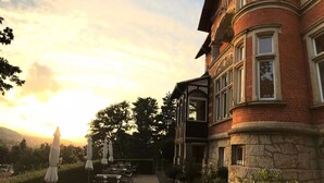A hotel with a classic architectural style, featuring a prominent entrance with a balcony and a view of the surrounding landscape. - Hotel Villa Viktoria Luise (Blankenburg)