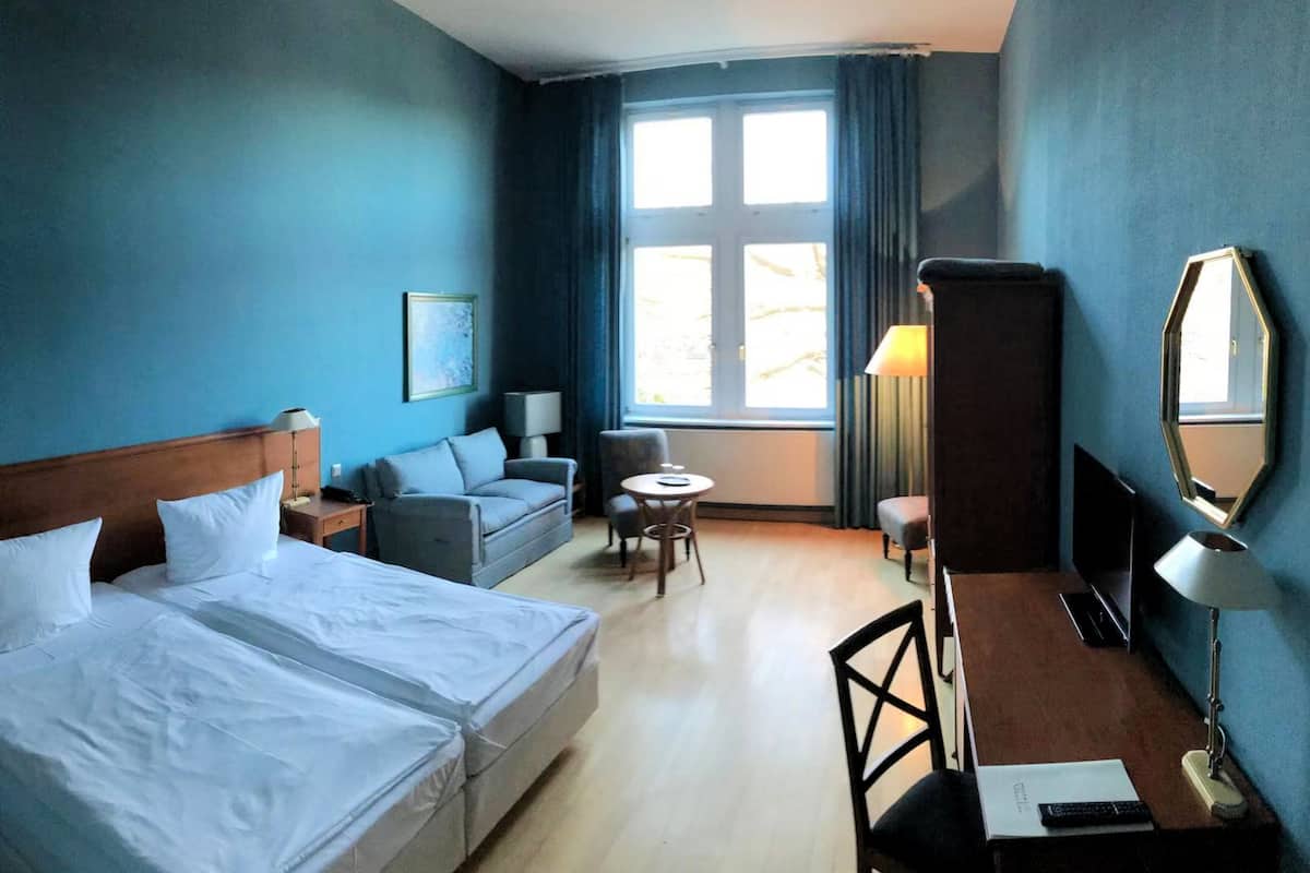 Quarto casal luxo, vista para o jardim | Roupas de cama premium, individualmente decorados