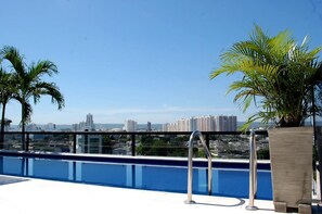 室外游泳池，開放時間為 09:00 至 19:00，提供日光浴躺椅