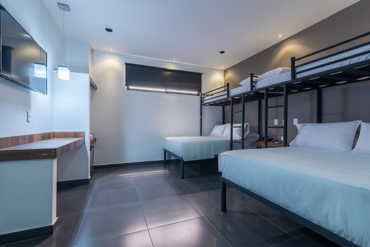高級寢具、Tempur-Pedic 床墊、迷你吧、書桌