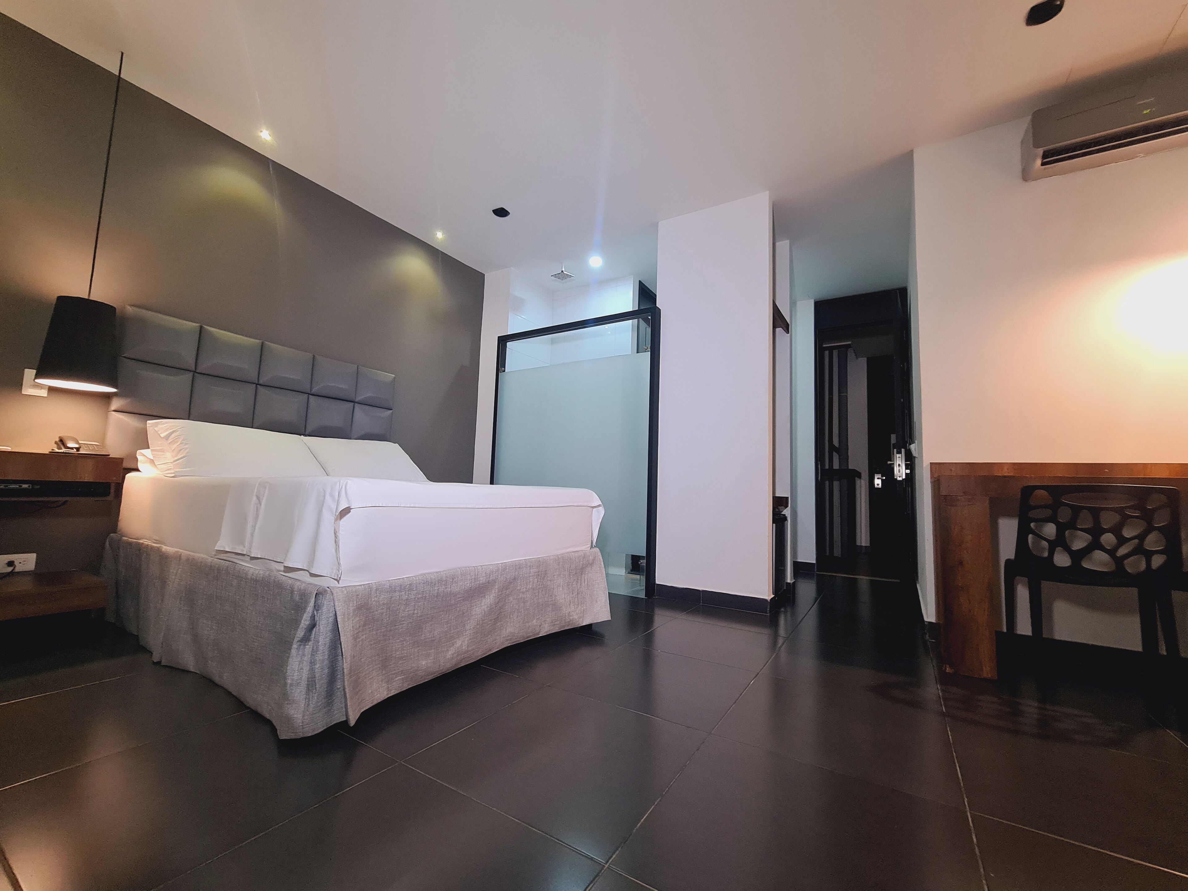 尊尚客房, 1 張加大雙人床, 非吸煙房, 按摩浴缸 | 高級寢具、Tempur-Pedic 床墊、迷你吧、書桌