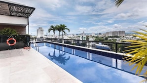 A rooftop pool with a city view, a lifebuoy, and a palm tree. - Hotel Cartagena DC (Cartagena)