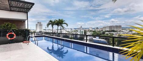 Piscina a l'aire lliure (horari: 09:00-19:00) i gandules