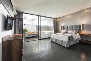 Deluxe Room, Non Smoking, Jetted Tub | Premium bedding, Tempur-Pedic beds, minibar, desk