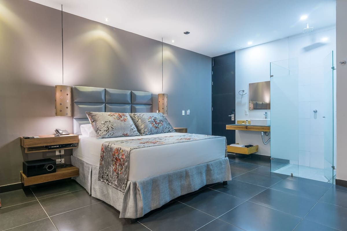 Literie de qualité, lit avec matelas Tempur-Pedic, minibar, bureau