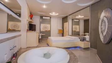 Quarto casal (Super Luxo Extra) | Banheira de hidromassagem particular